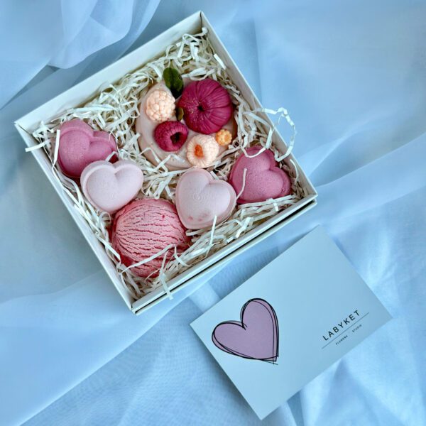 Мыло ручной работы с нежными ягодами