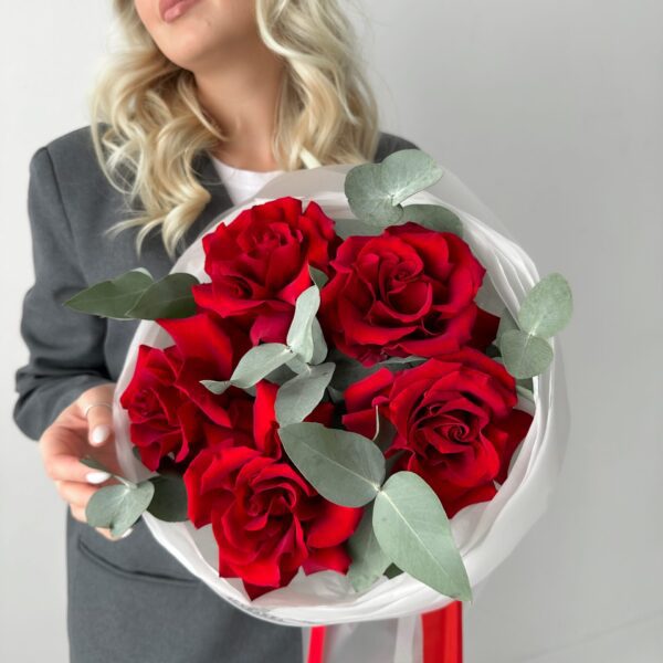 Красные французские розы для нее