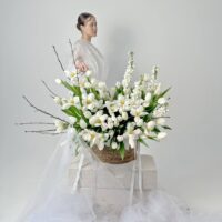 Белые тюльпаны в кашпо