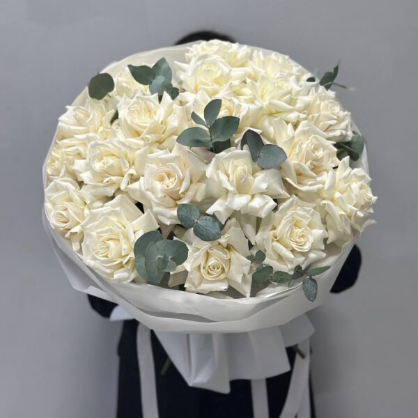 19 белых французских роз с эвкалиптом