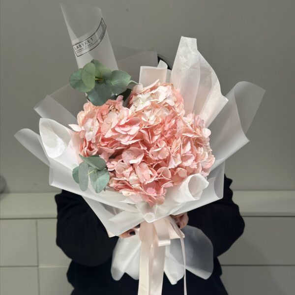 Розовая гортензия с эвкалиптом