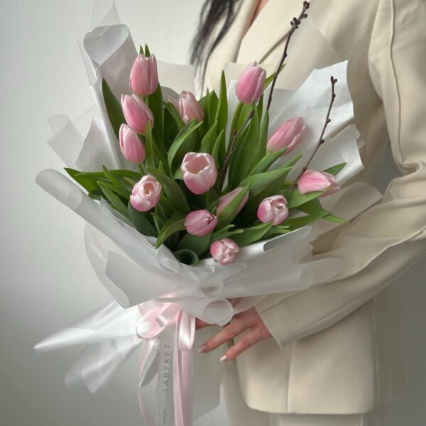 13 розовых тюльпанов