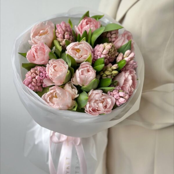 Розовые гиацинты и тюльпаны