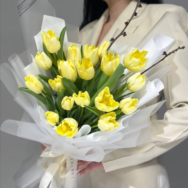 19 лимонных тюльпанов