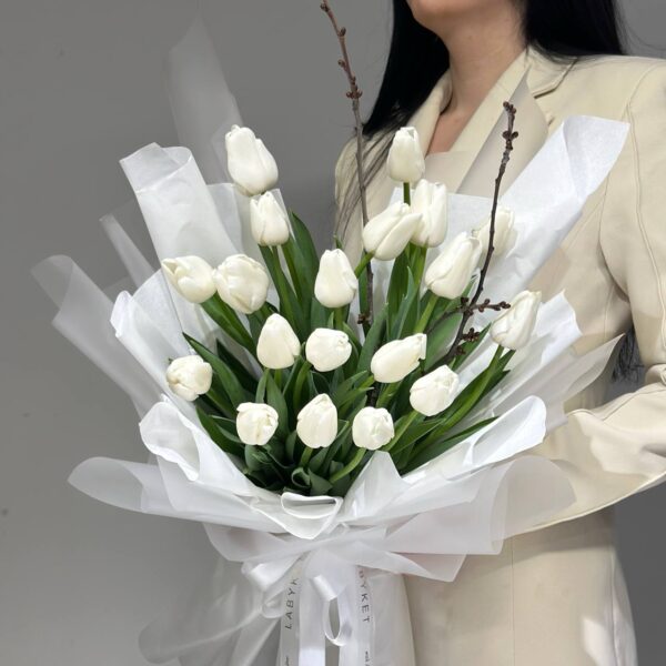 19 белых тюльпанов
